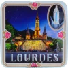 Palais du Rosaire Coffret gourmand, boîte à biscuit vue Basilique de Lourdes contenant 120g de sablés^ Coffret Gourmand Lourdes