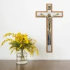 Palais du Rosaire Croix du Christ en bronze et en bois sur fond miroir 12cm^ Crucifix Bois | Crucifix Métal