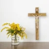 Palais du Rosaire Crucifix en bois d'olivier avec Christ en résine 50 cm^ Crucifix Résine | Crucifix Bois