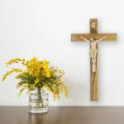 Palais du Rosaire Crucifix en bois d'olivier avec Christ en résine 50 cm^ Crucifix Résine | Crucifix Bois